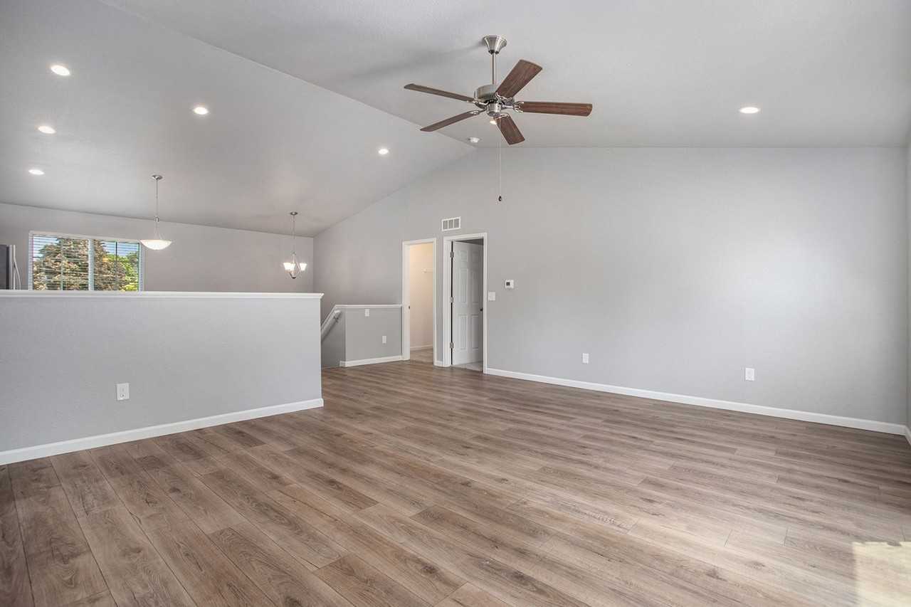 742 E Pine Hill Ave - Photo 4 of 14