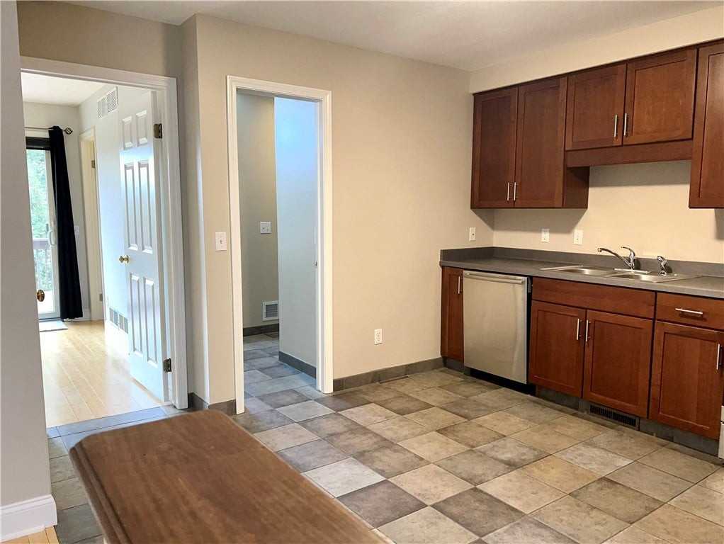 131 Broxbourne Dr - Photo 2 of 17