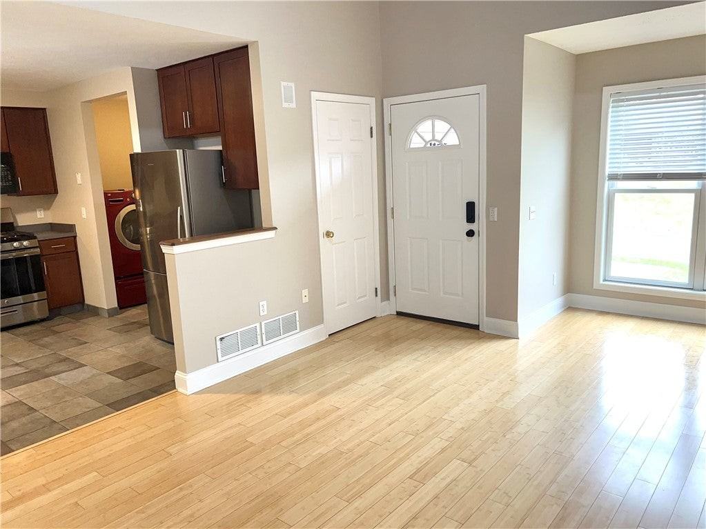 131 Broxbourne Dr - Photo 3 of 17
