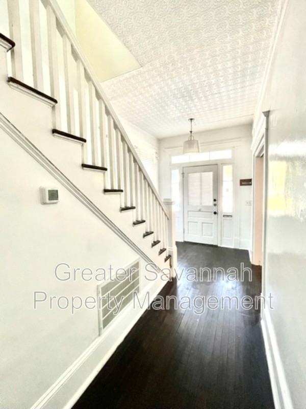 637 E 39th St - Photo 2 of 37
