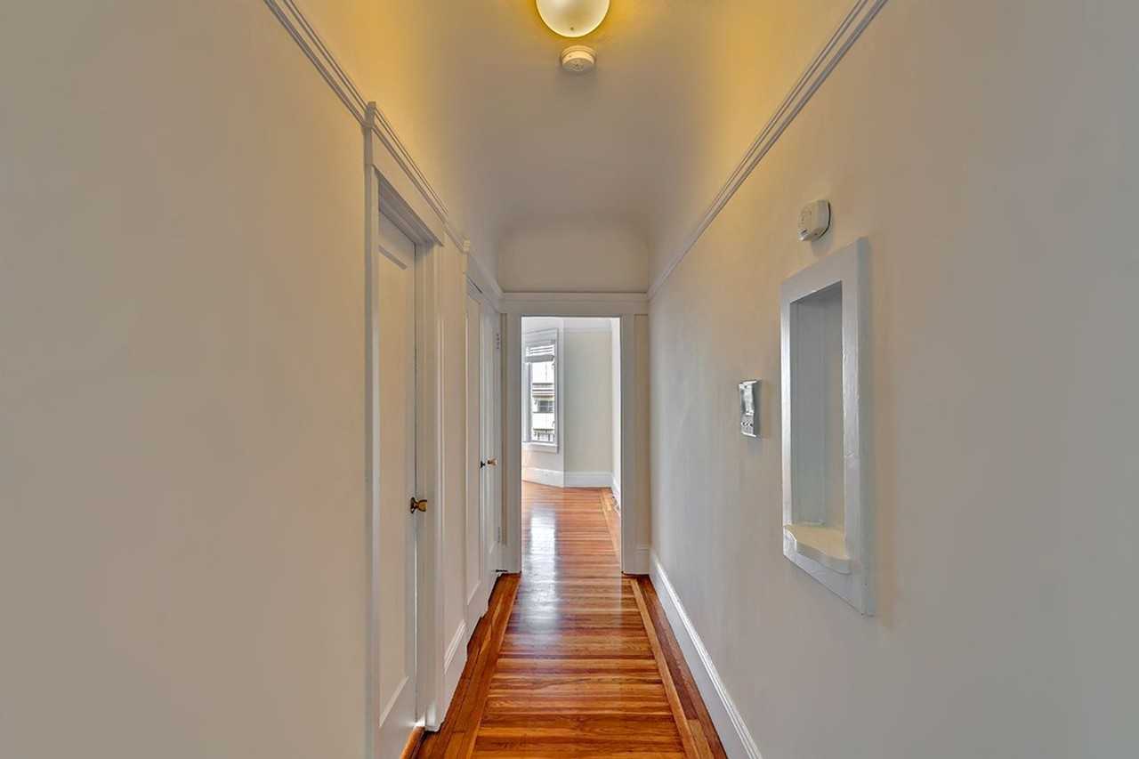 Lombard - Photo 3 of 10