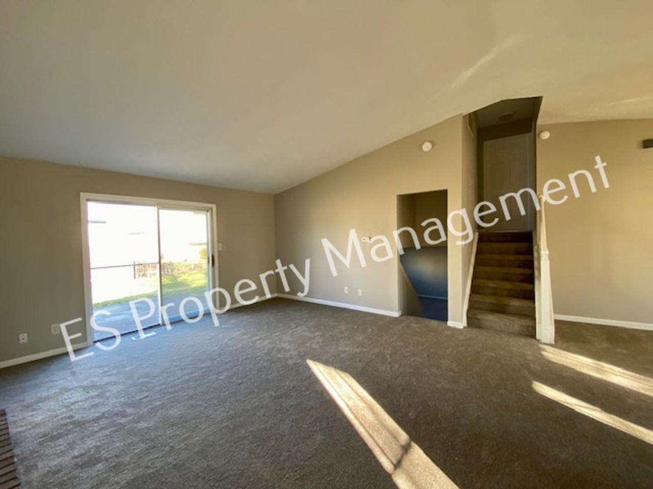 10044 Lone Wolf Dr - Photo 2 of 32