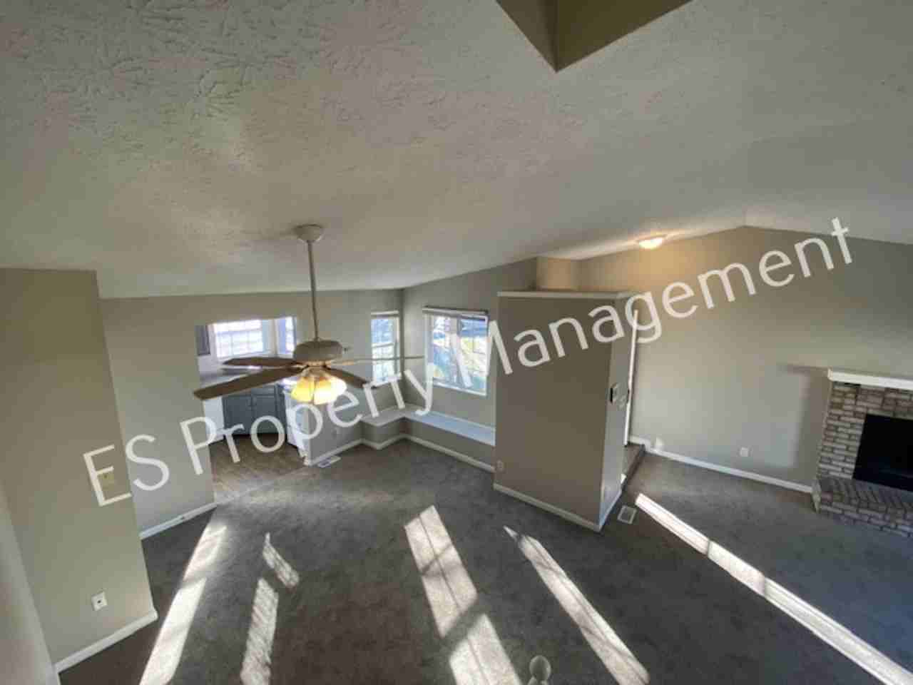 10044 Lone Wolf Dr - Photo 3 of 32