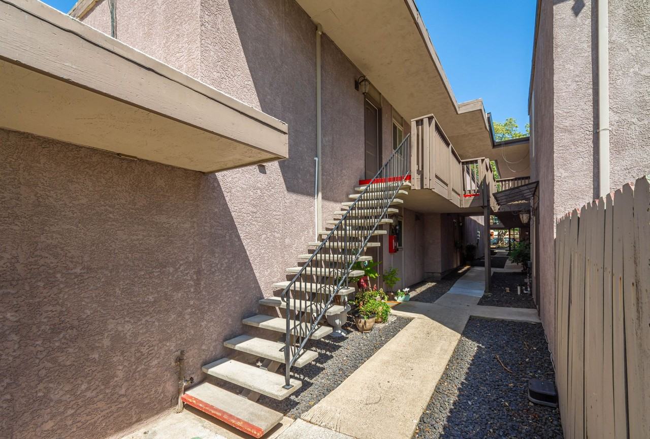 Carmichael Woods Apartments - Photo 6 of 10