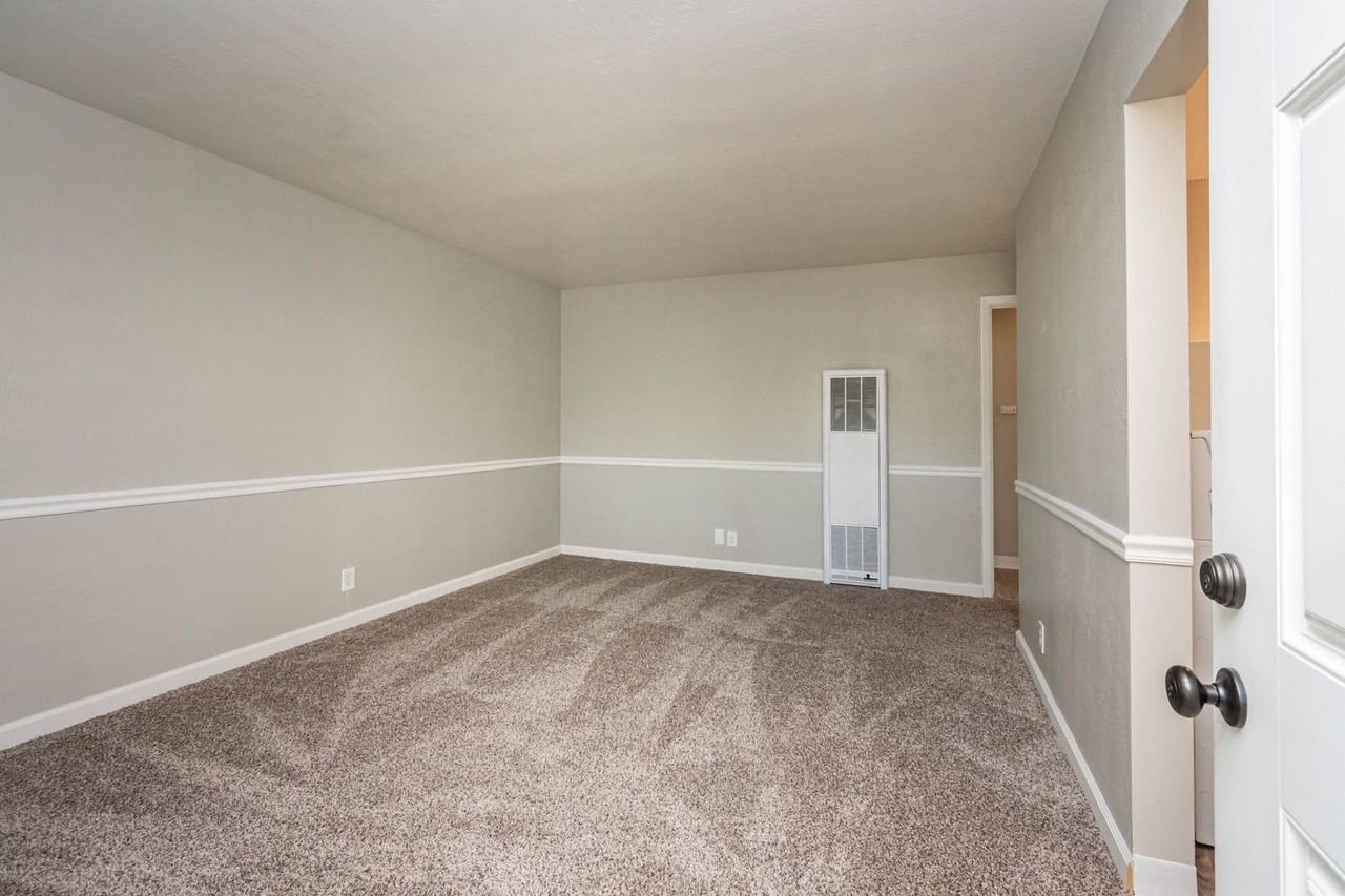 McClatchy Hillside apartments - Photo 7 of 35