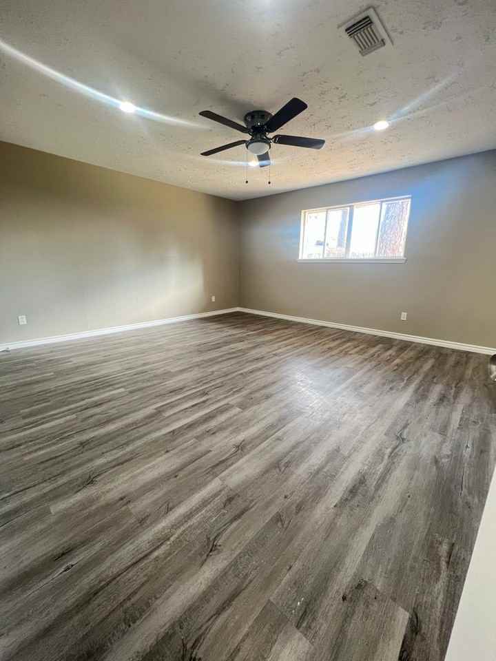 2410 Rolling Glen Dr - Photo 3 of 22