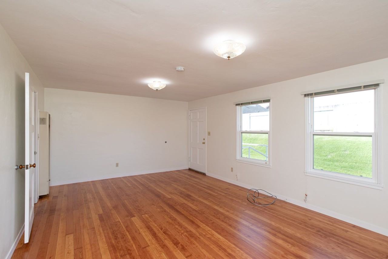 115 Wilson Dr - Photo 2 of 9