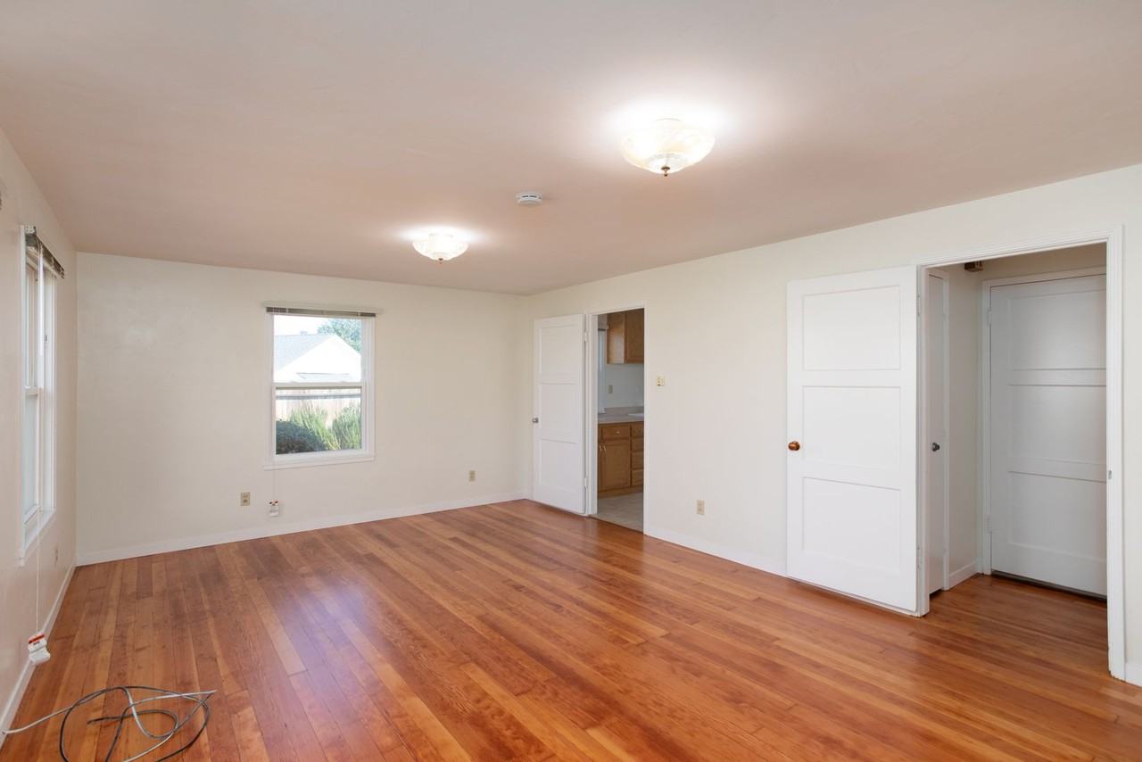 115 Wilson Dr - Photo 3 of 9