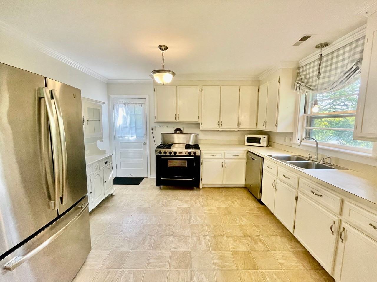 2306 Larkwood Rd - Photo 4 of 13