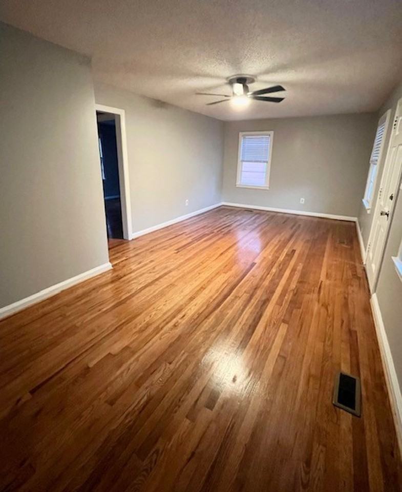 205 Clyde Ave N - Photo 3 of 13