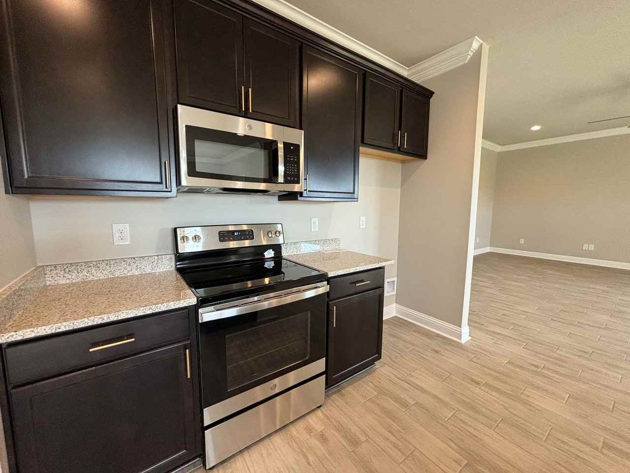 246 Saint Edmunds Way - Photo 7 of 26