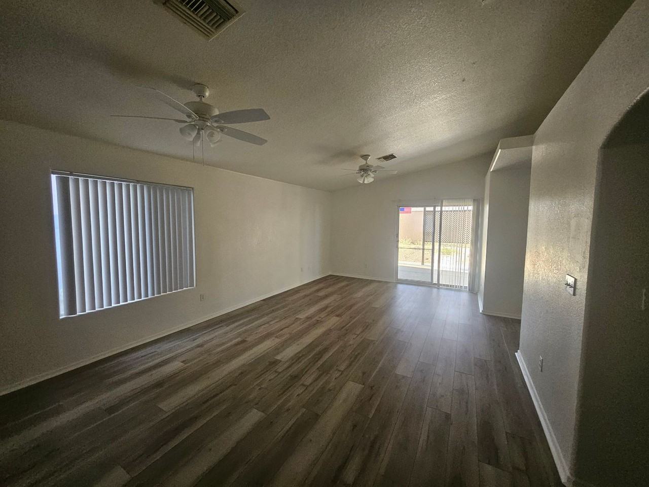 902 Riverfront Dr - Photo 3 of 12