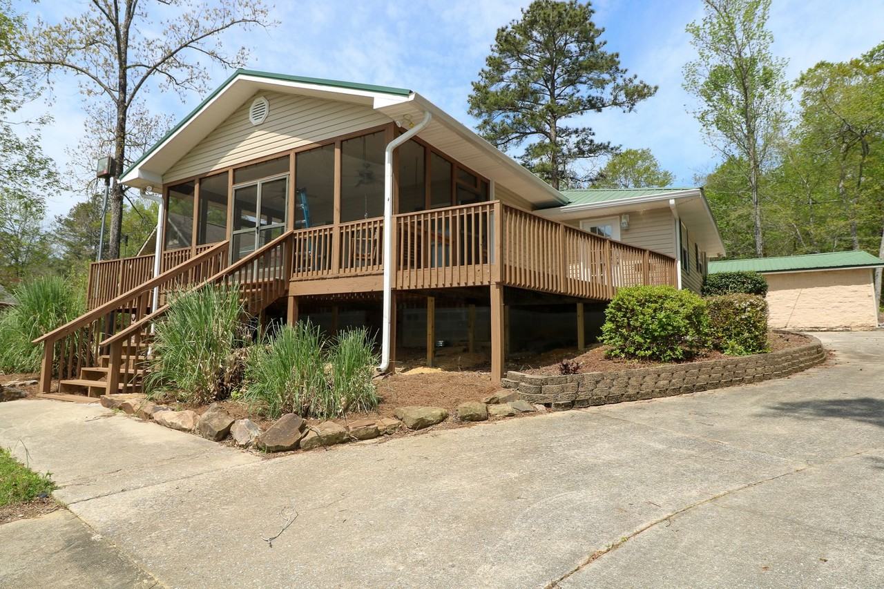 325 Reed Road - Photo 3 of 31