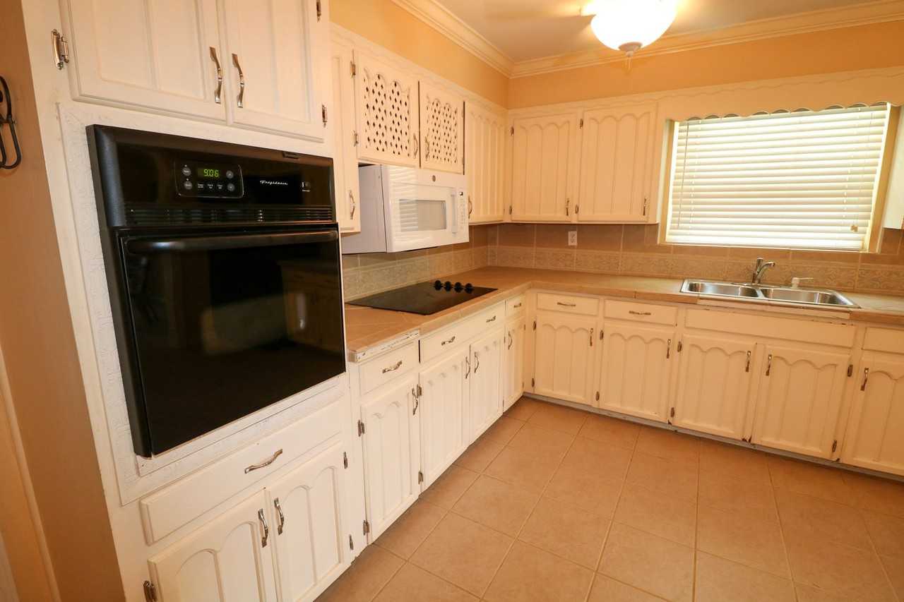 325 Reed Road - Photo 5 of 31