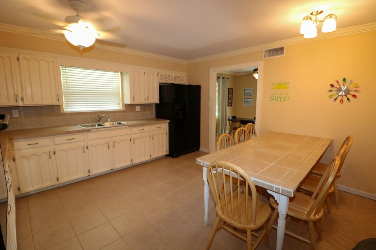 325 Reed Road - Photo 6 of 31