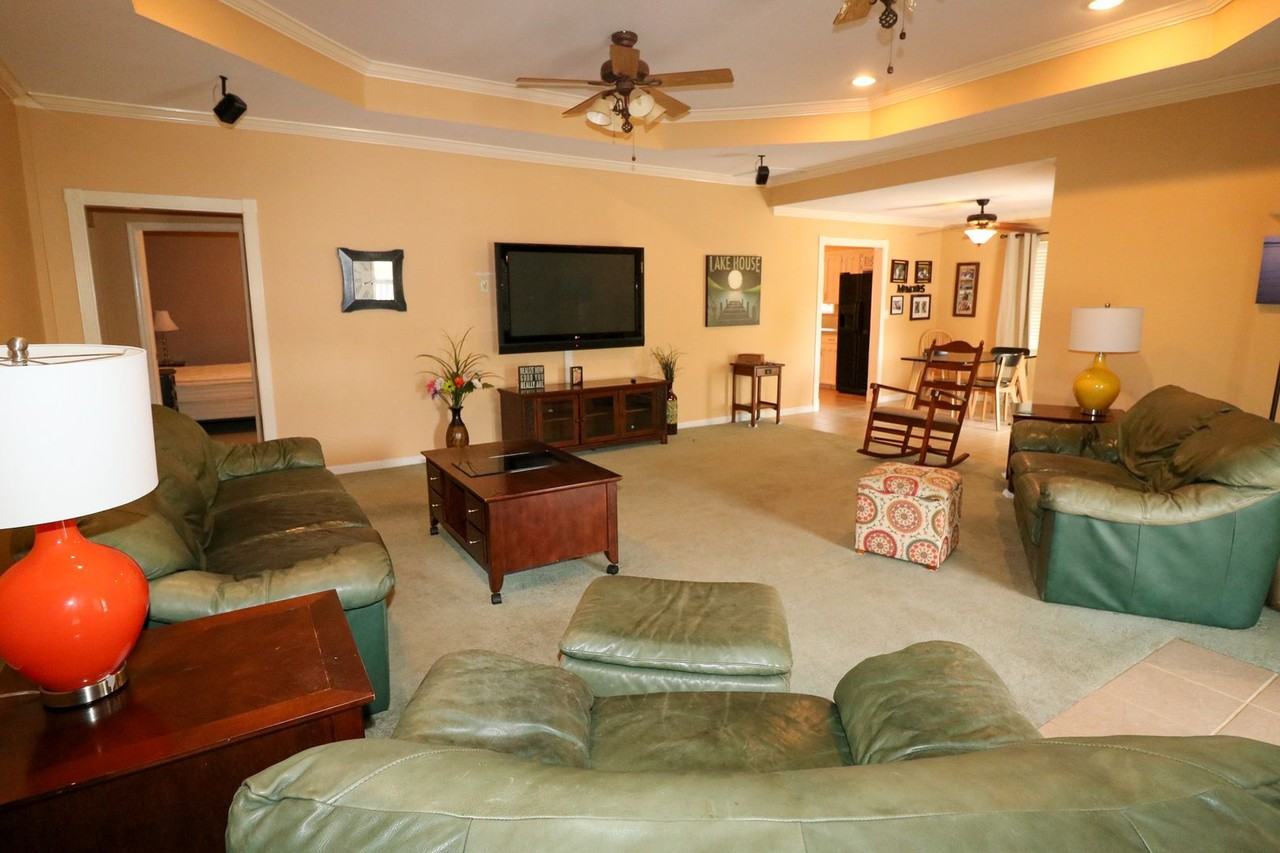 325 Reed Road - Photo 7 of 31