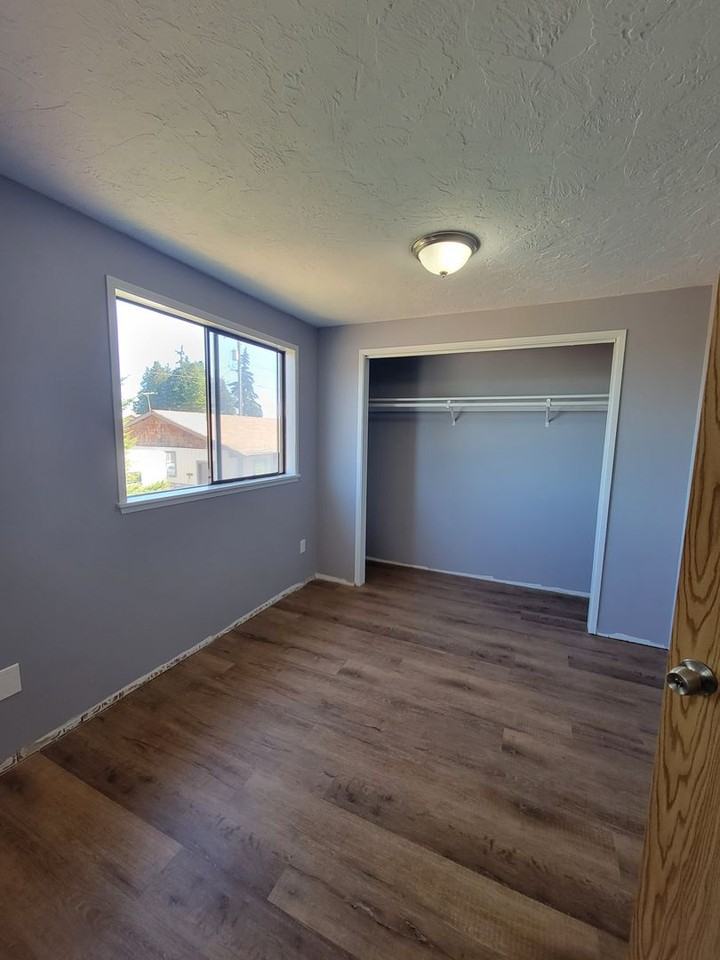 1233 W 10th St - Photo 2 of 20