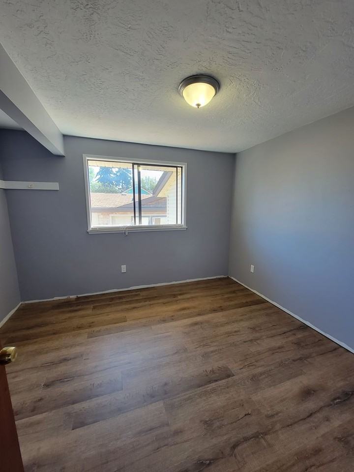 1233 W 10th St - Photo 3 of 20