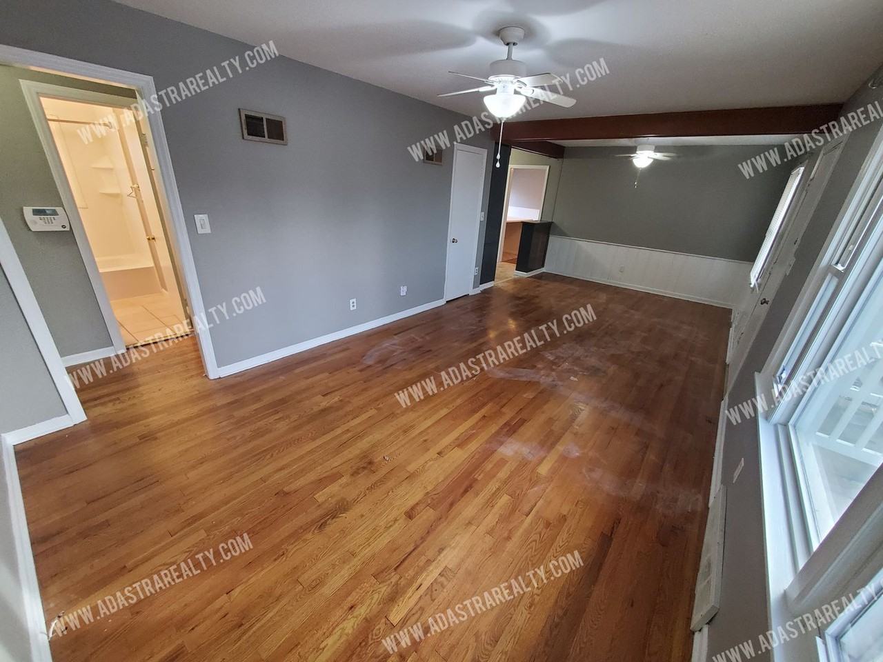 9909 Wheeling Ave - Photo 3 of 16