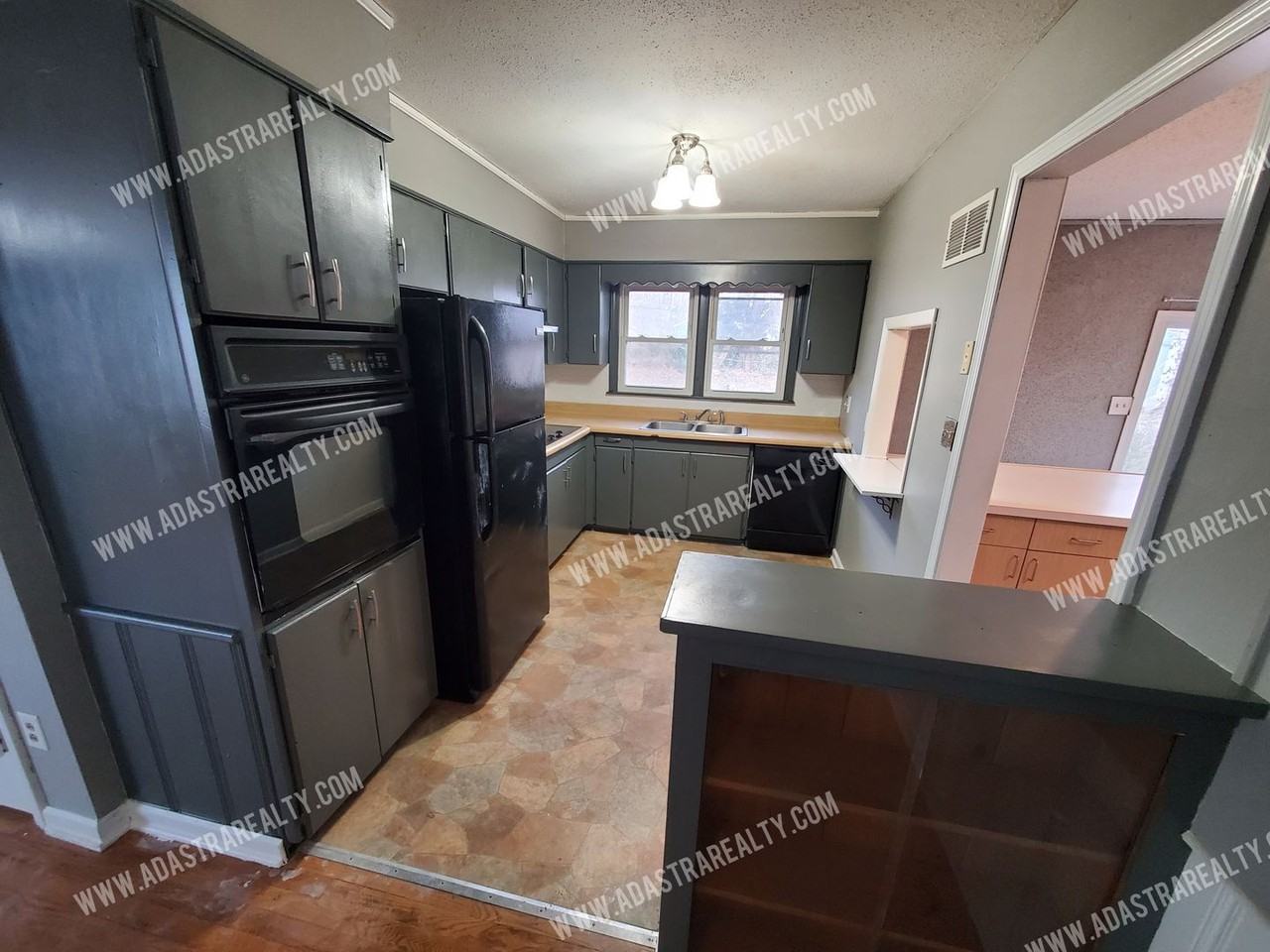 9909 Wheeling Ave - Photo 4 of 16