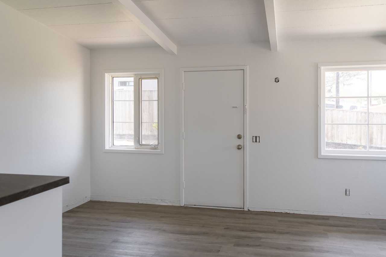 605 2nd St - Photo 6 of 10