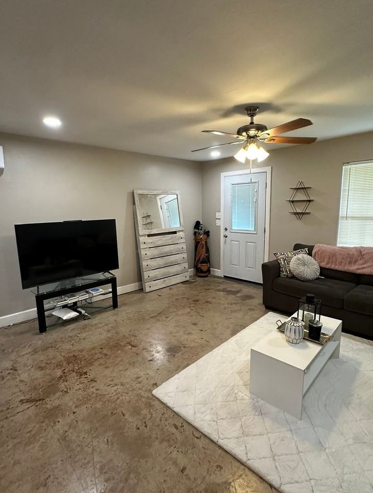 733 Orchard St - Photo 2 of 8