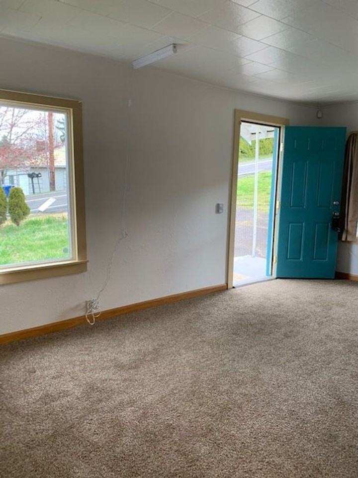 800 Oakhill Avenue Southeast - Photo 4 of 14