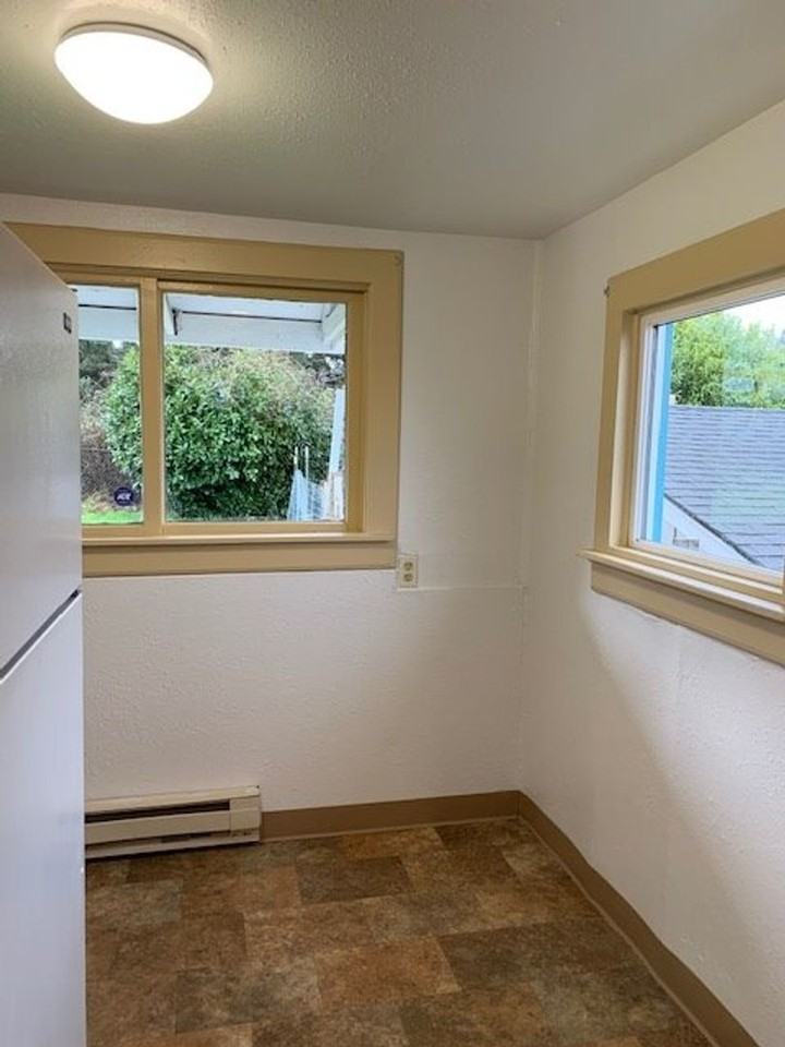 800 Oakhill Avenue Southeast - Photo 7 of 14