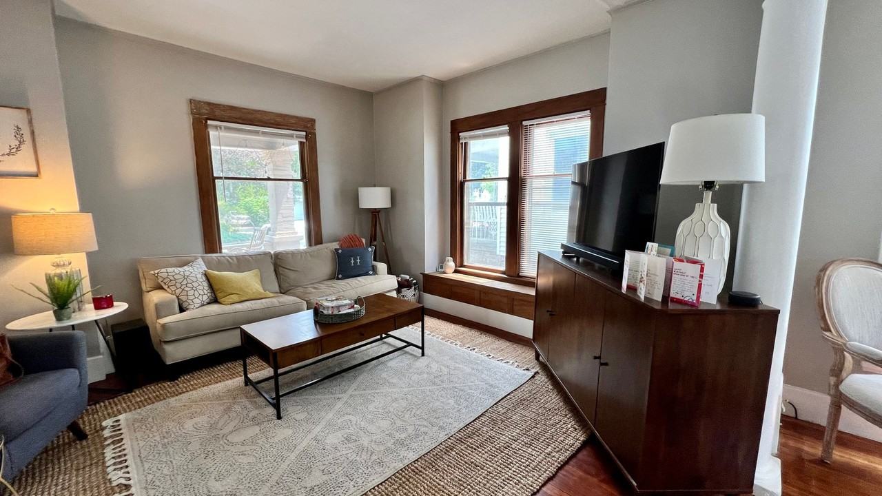 531 Glenwood Ave Se - Photo 2 of 13