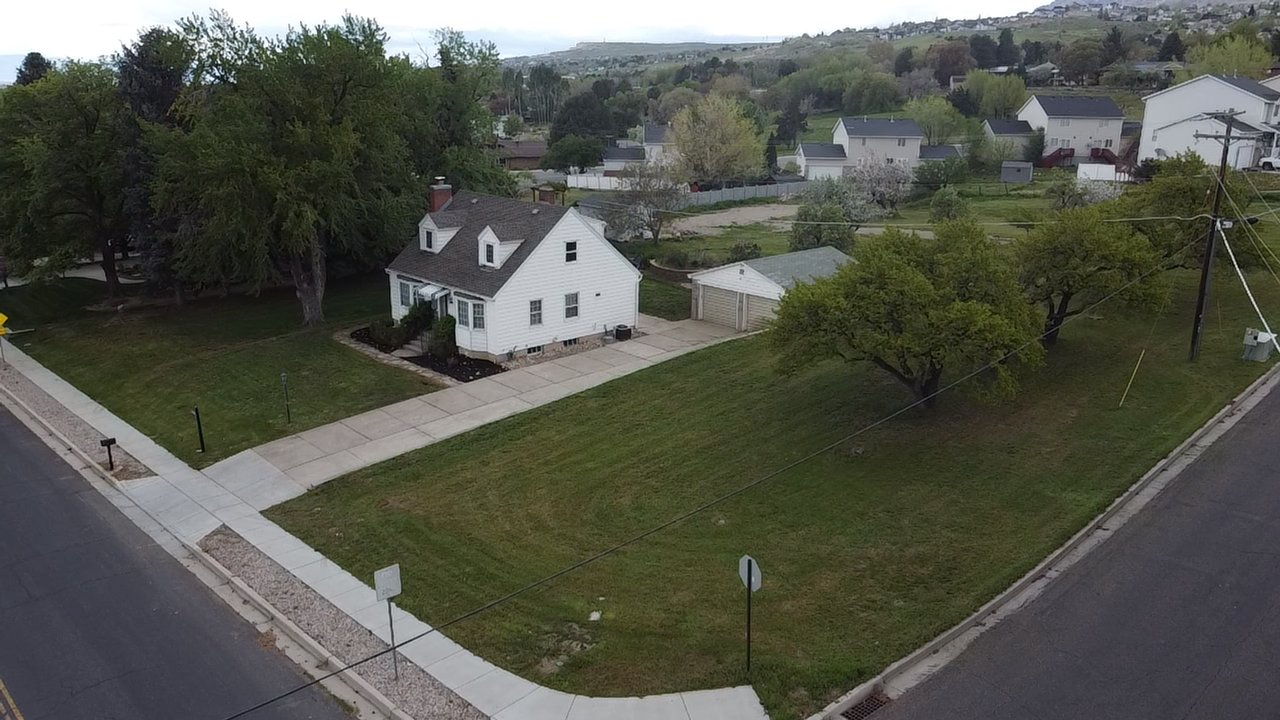 438 E 2850 N - Photo 2 of 24