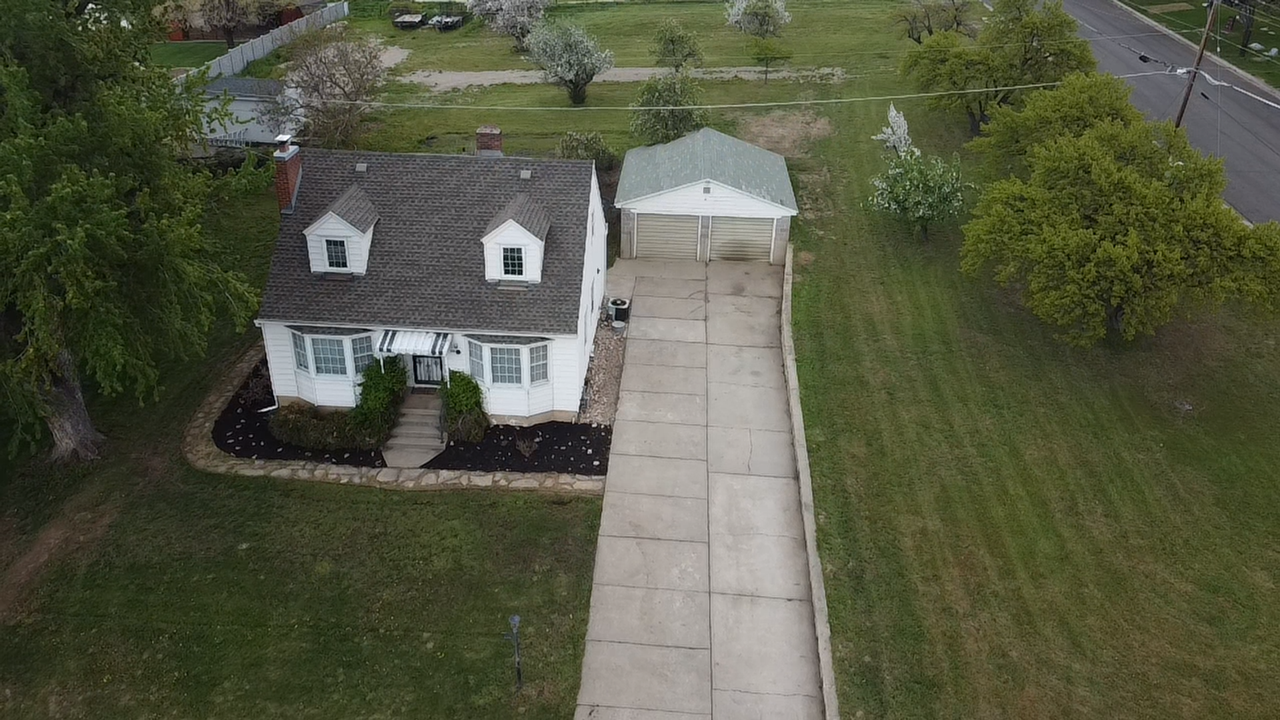 438 E 2850 N - Photo 3 of 24