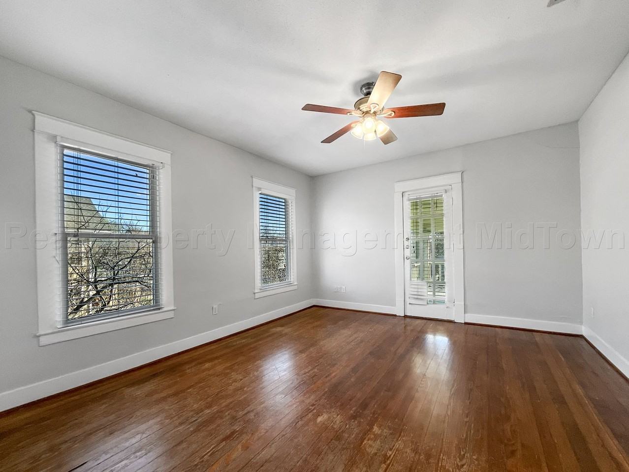 303 S Edgefield Ave - Photo 2 of 29