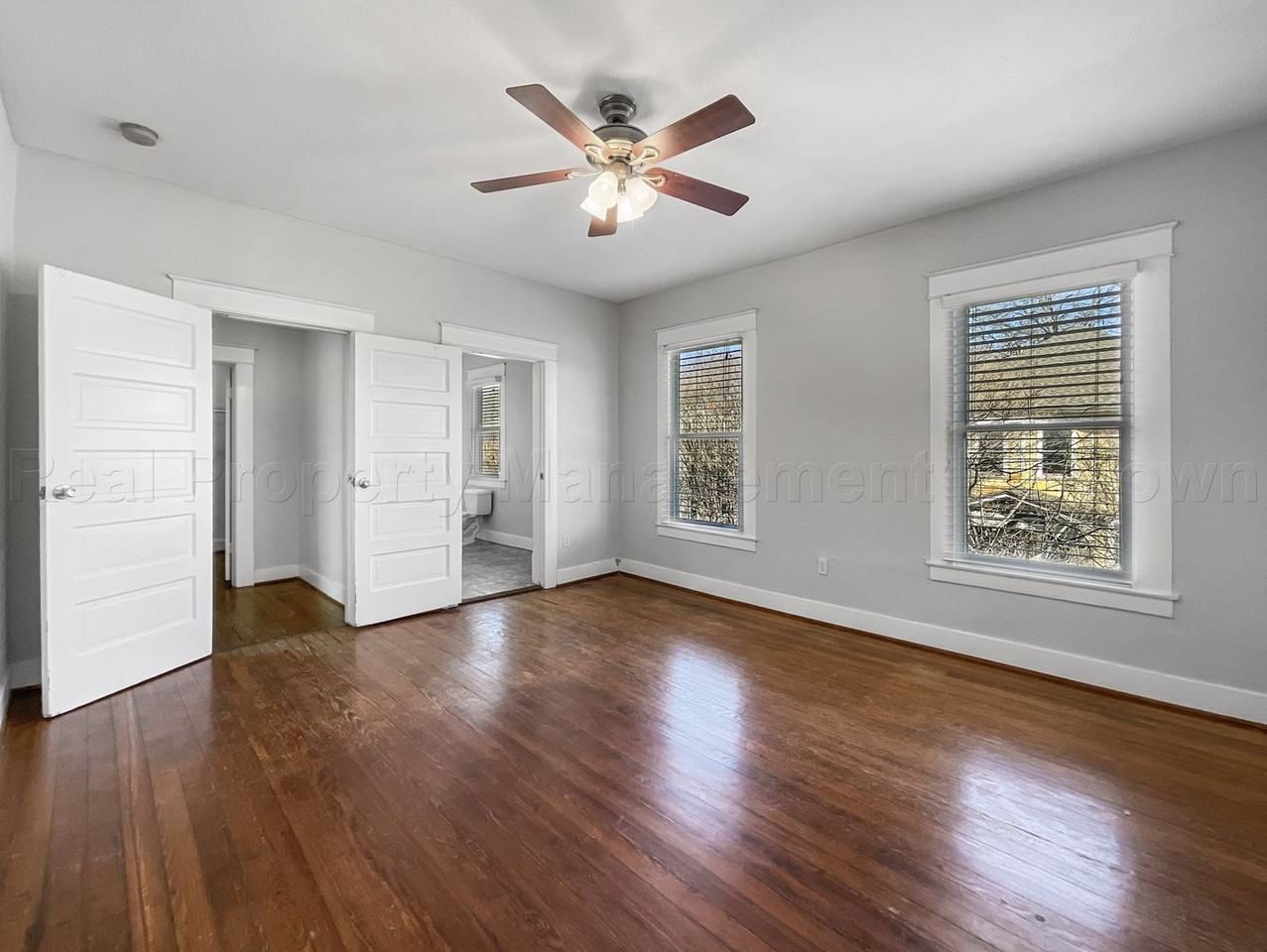 303 S Edgefield Ave - Photo 3 of 29