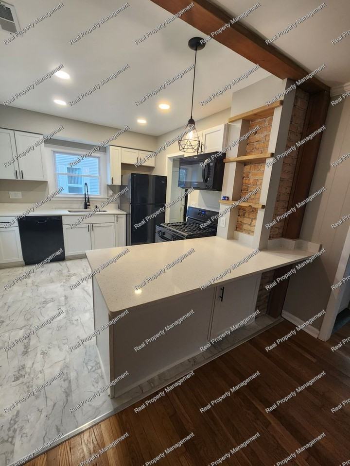 2108 Washington Cir - Photo 2 of 11