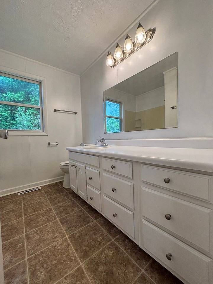 631 N Brown Ave - Photo 6 of 13