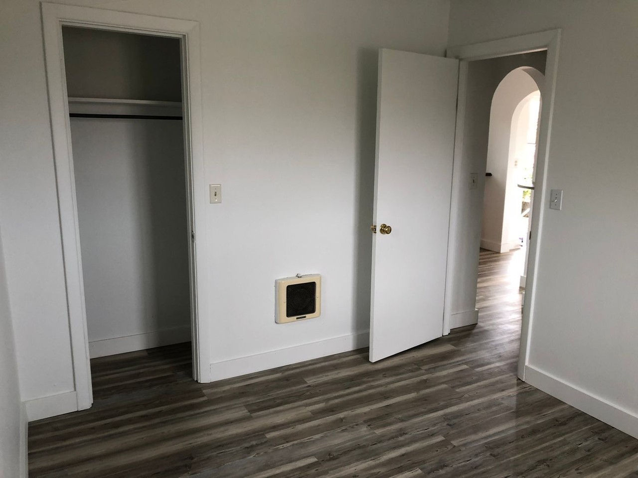 2217 E 14th St - Photo 3 of 17