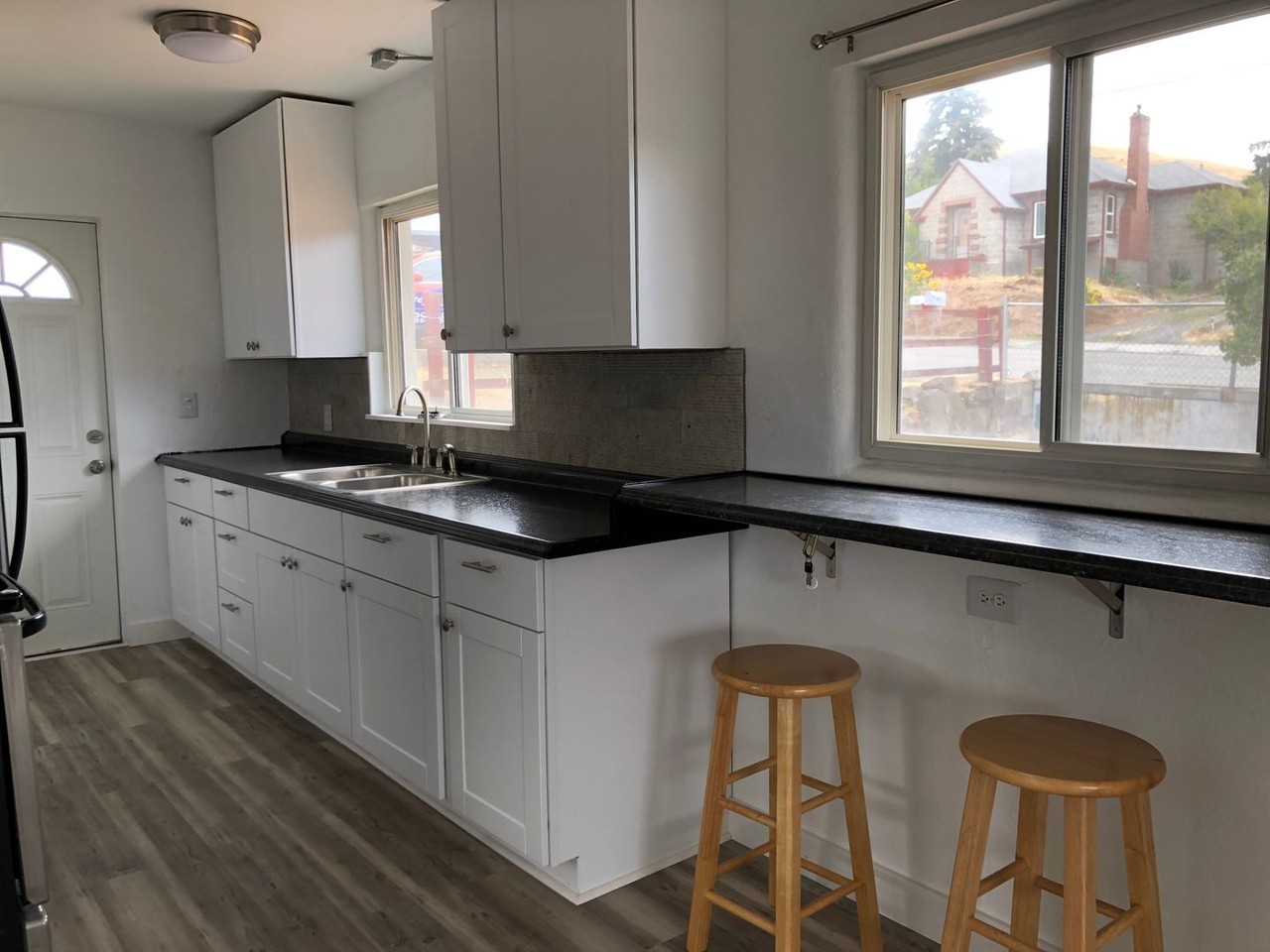 2217 E 14th St - Photo 5 of 17