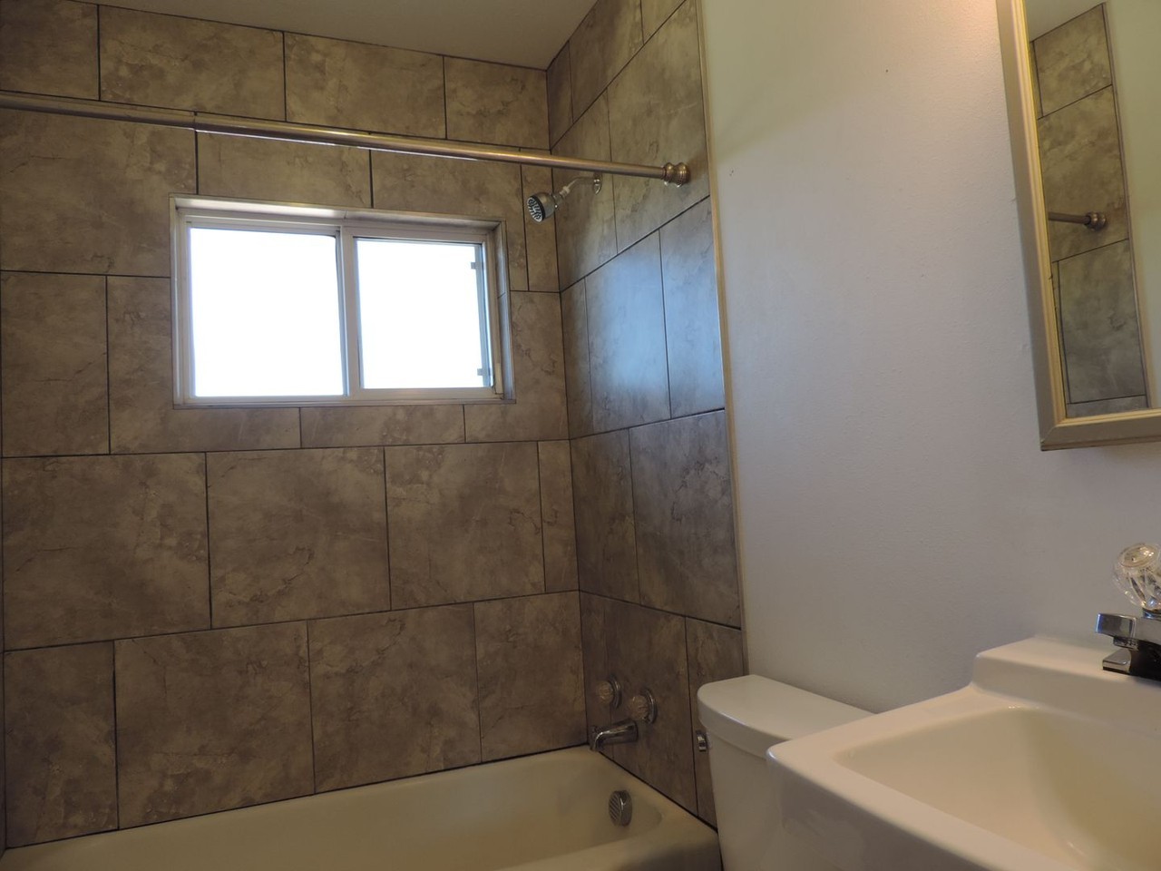 2217 E 14th St - Photo 6 of 17