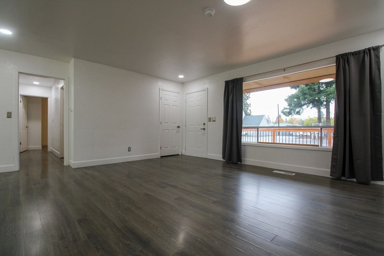 1170 Clearview Ave Ne - Photo 3 of 28