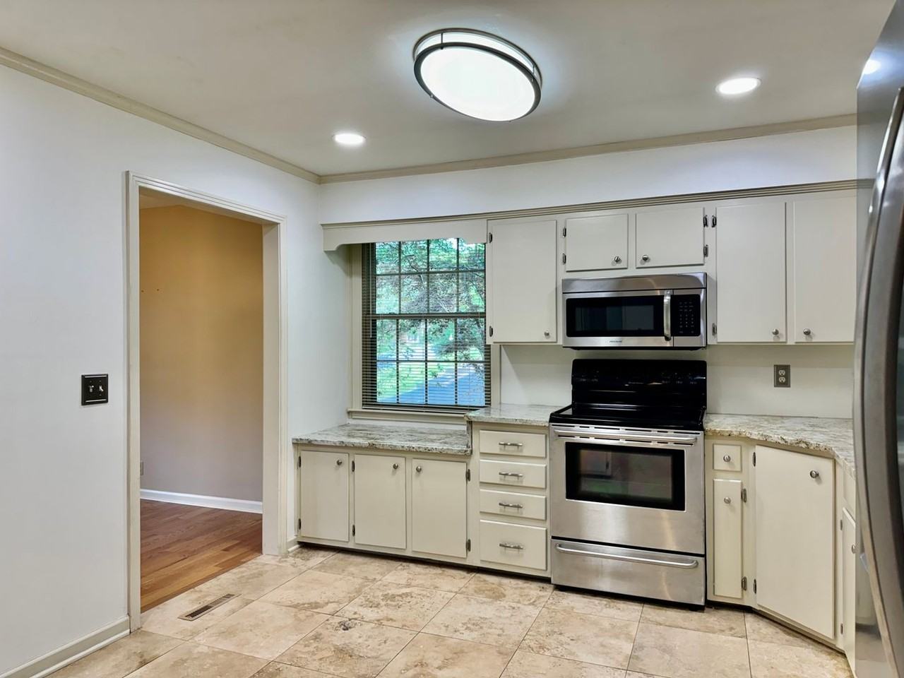 214 London Ln - Photo 5 of 38