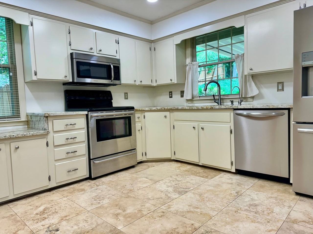 214 London Ln - Photo 6 of 38