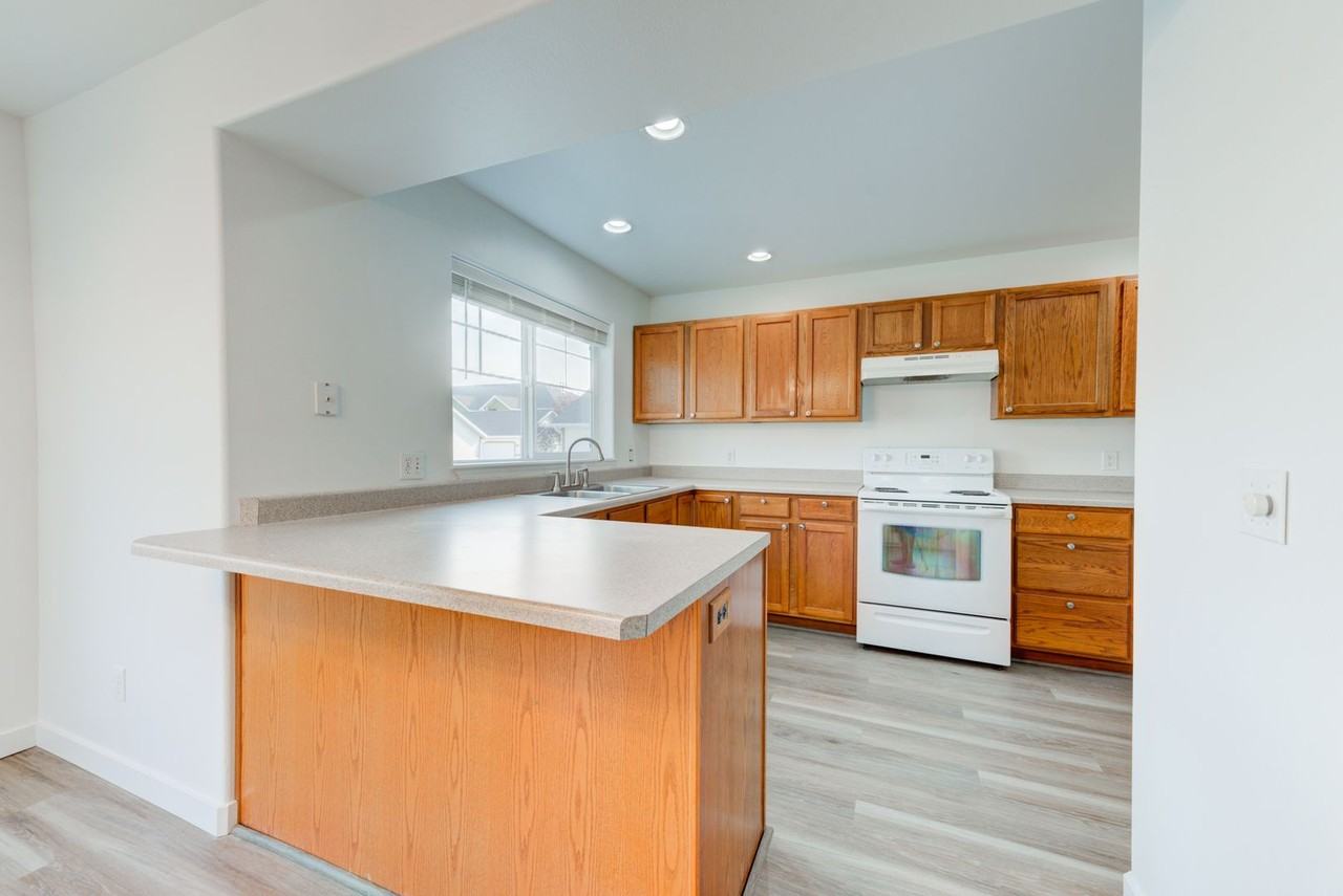 1094 Longbow Ln #D - Photo 4 of 26