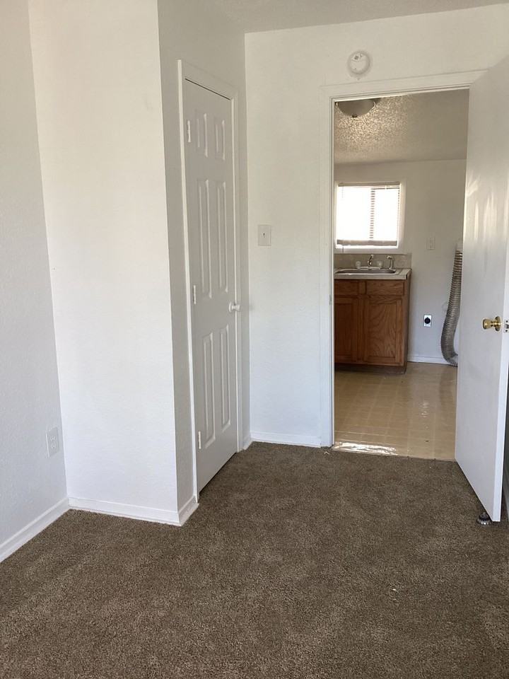 1020 W 3rd St #A - Photo 7 of 13