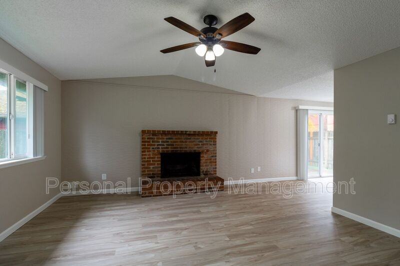 902 Z St - Photo 3 of 11