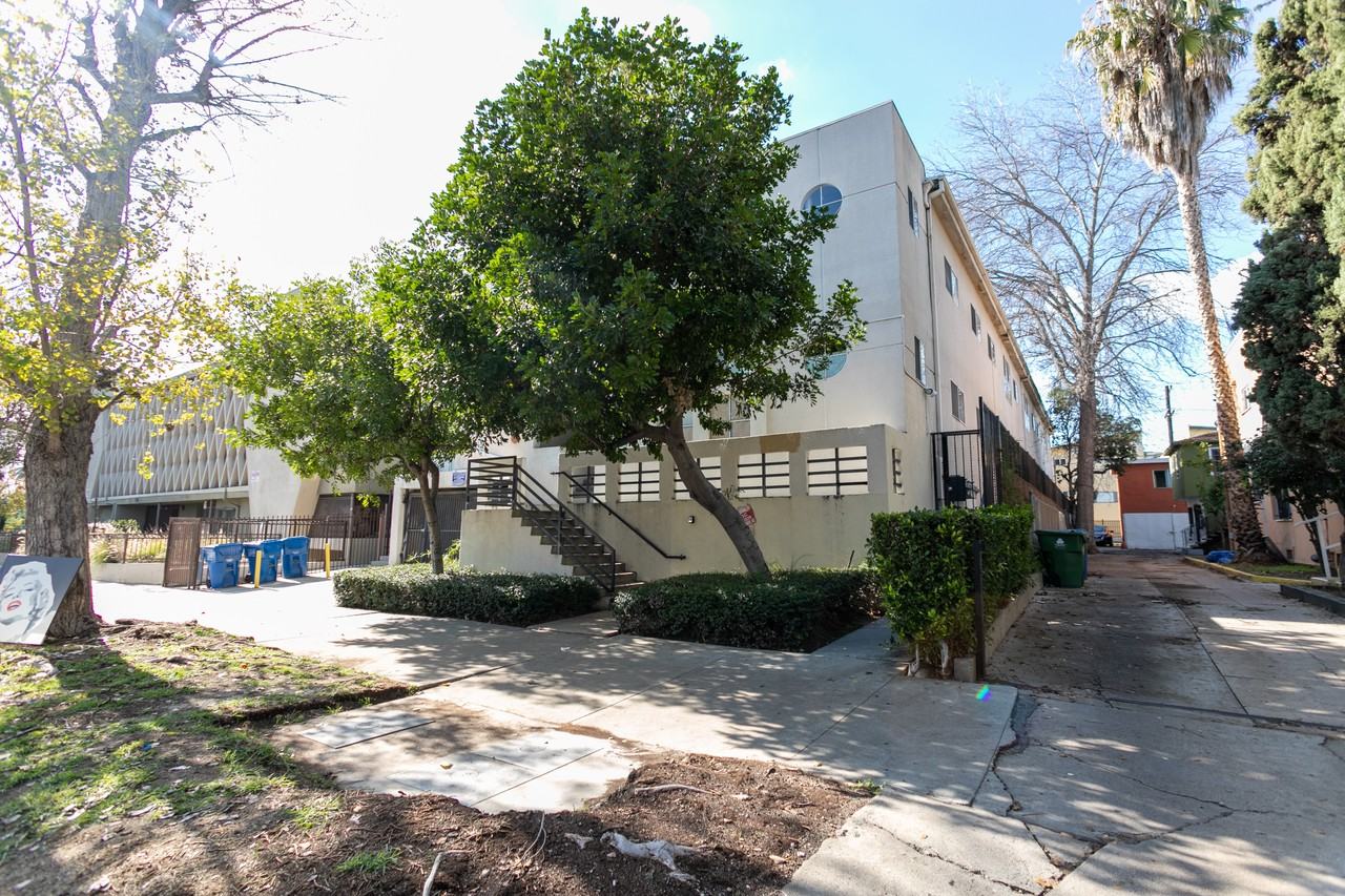 521 N Kenmore Ave Apartments in Wilshire Center Koreatown, Los