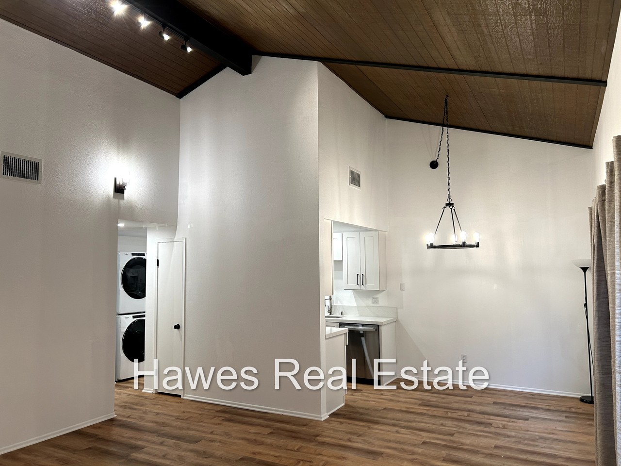 1342 W 8th St - Photo 4 of 19