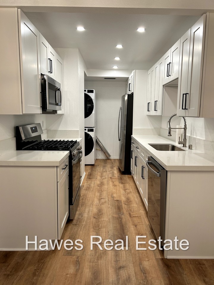 1342 W 8th St - Photo 5 of 19