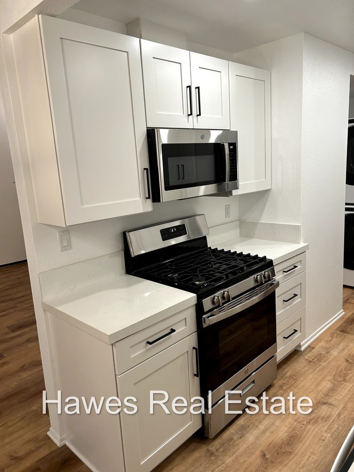 1342 W 8th St - Photo 6 of 19