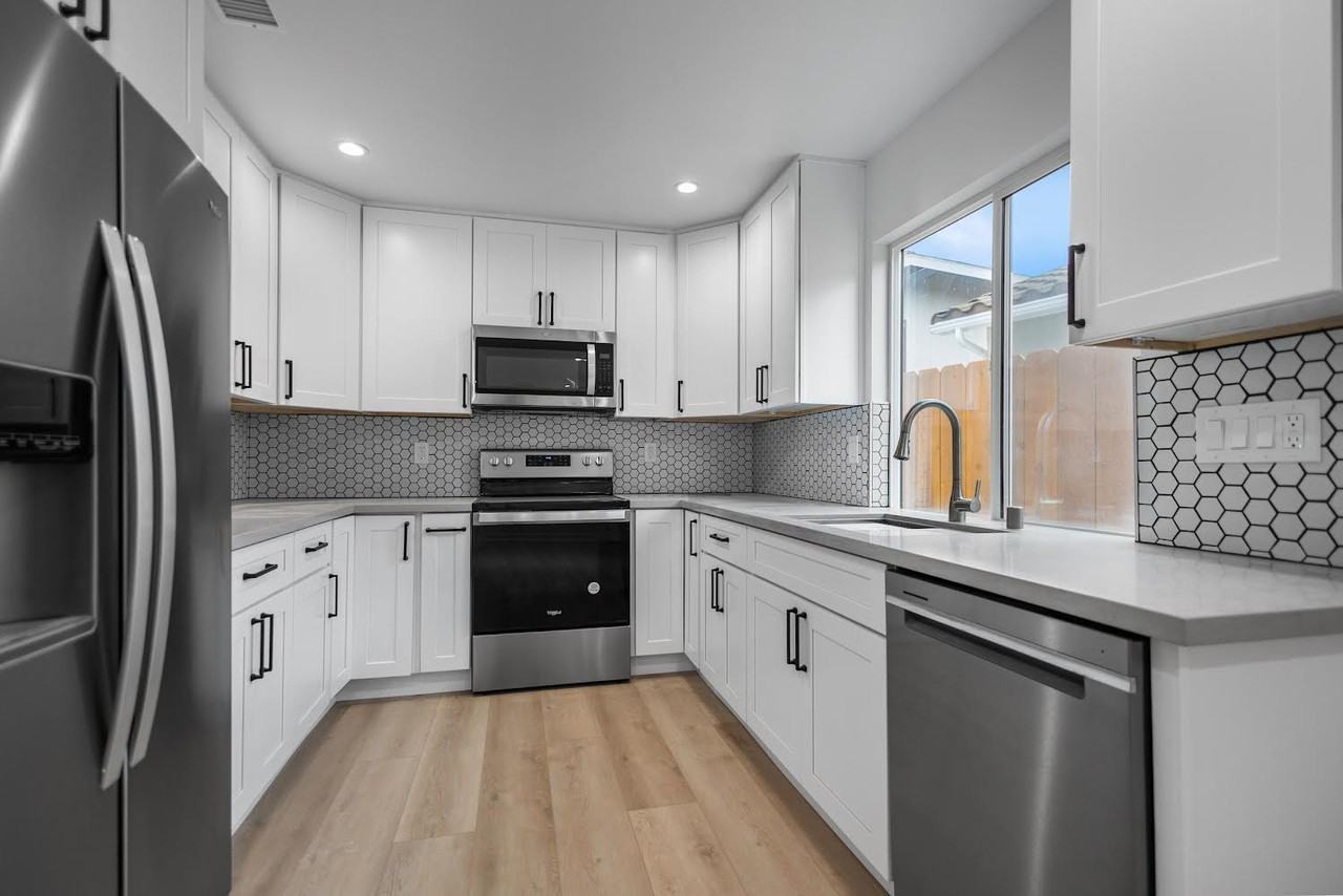 4895 54th St - Photo 4 of 8