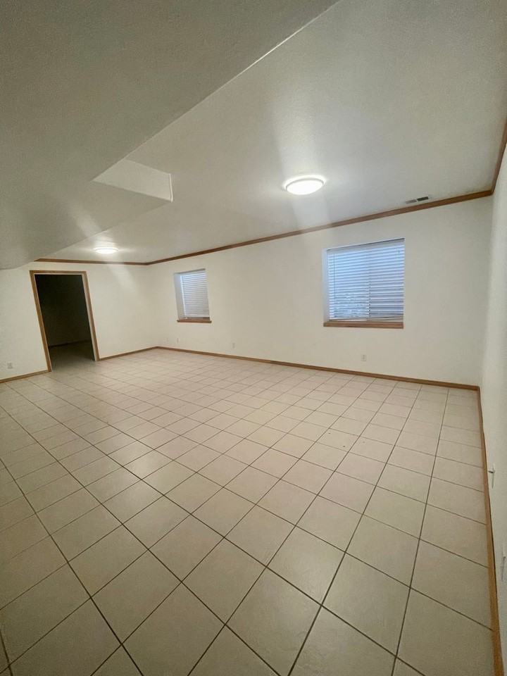 485 E Tiger Ave - Photo 7 of 29